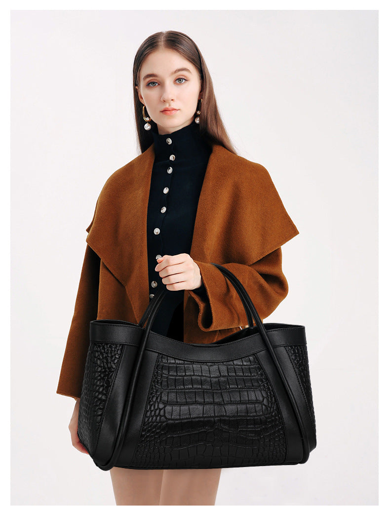 Women’s Soft Leather Tote – Lightweight with Timeless Sophistication